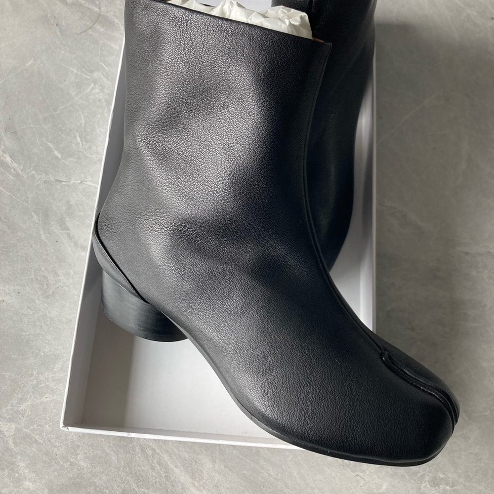Elegant Black Leather Women's Boots - Picture 4 of 7